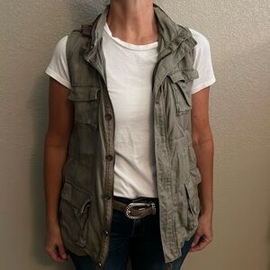 Olive green vest with hood that can be zipped Harlow and graham size M